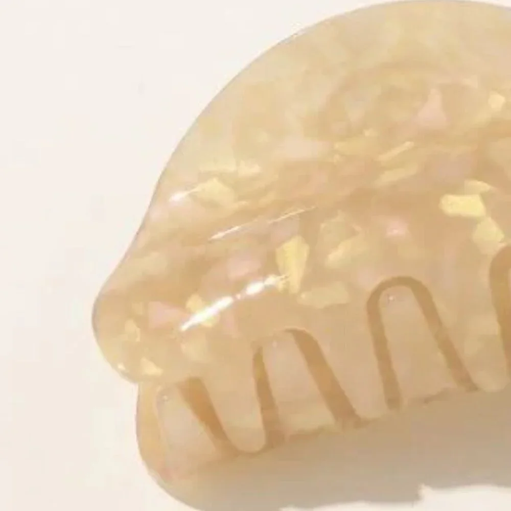 NWT Carly Champagne Marbled Hair Claw Clip